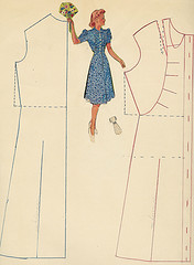 Patroon van een jurk gemaakt door Toos Flooren, in schrift van de Modevakschool, 1935.