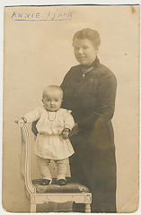 Annie Flooren (1 jaar) met haar tante Marie van Sprundel