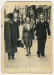 Aankomst in Antwerpen (1948). Annie Flooren met Irene (?) haar man en ome Henk Flooren uit Rotterdam.
