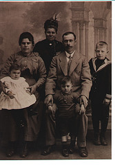 Catharina van der Zanden met Marie en Achiel met kinderen