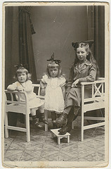 Toos en Annie Flooren met hun tante Rietje Luijten.