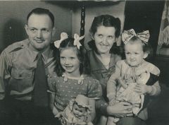 Jan en Toos Marijnissen met hun dochters in 1950.