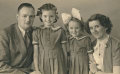 Jan en Toos Marijnissen en hun dochters in 1951.
